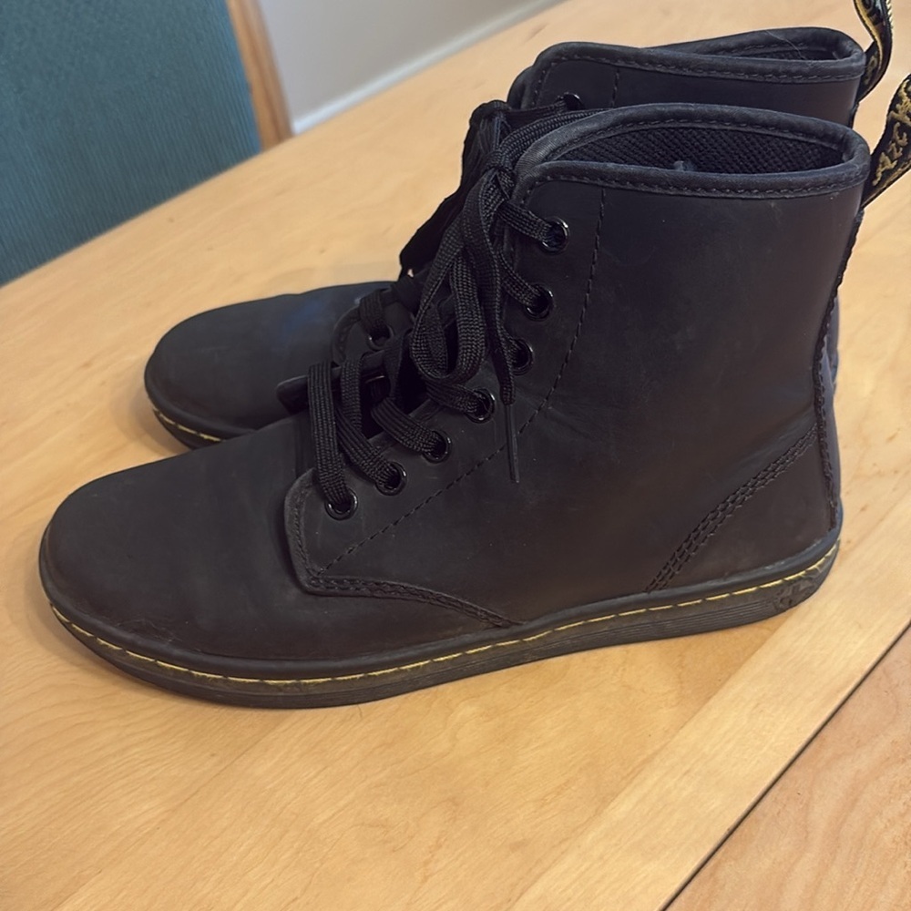 Dr. Martens Women’s Shoreditch Black Greasy Leather Lace-Up Boots. Size 6